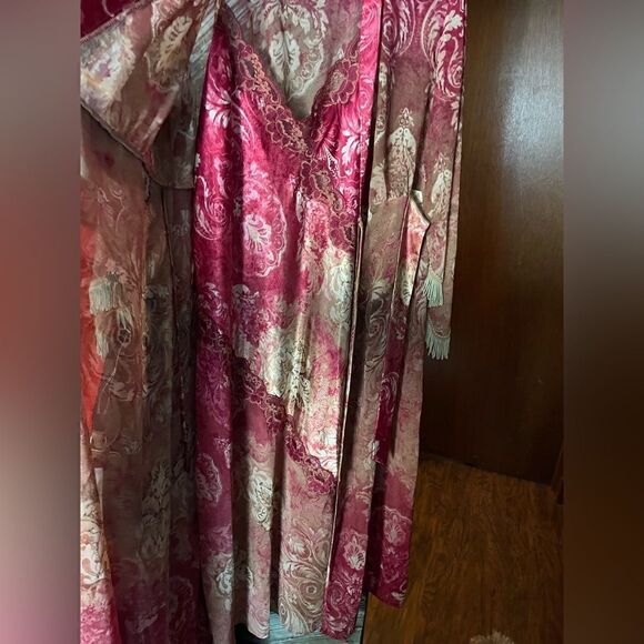 1990’s burgundy printed fridge front tie robe with matching nightgown - Picture 8 of 13